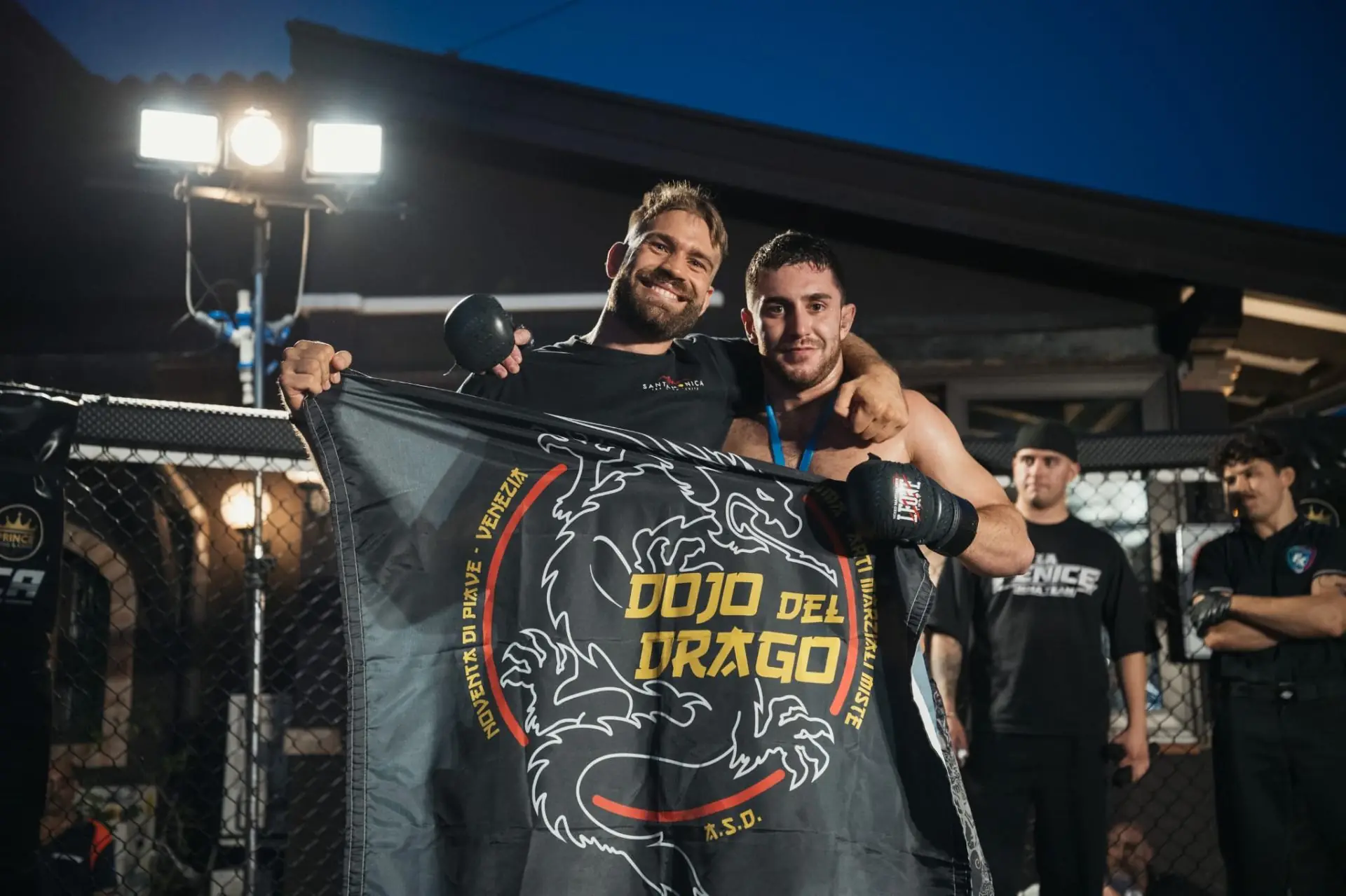 Atleti di MMA durante un combattimento al Dojo del Drago