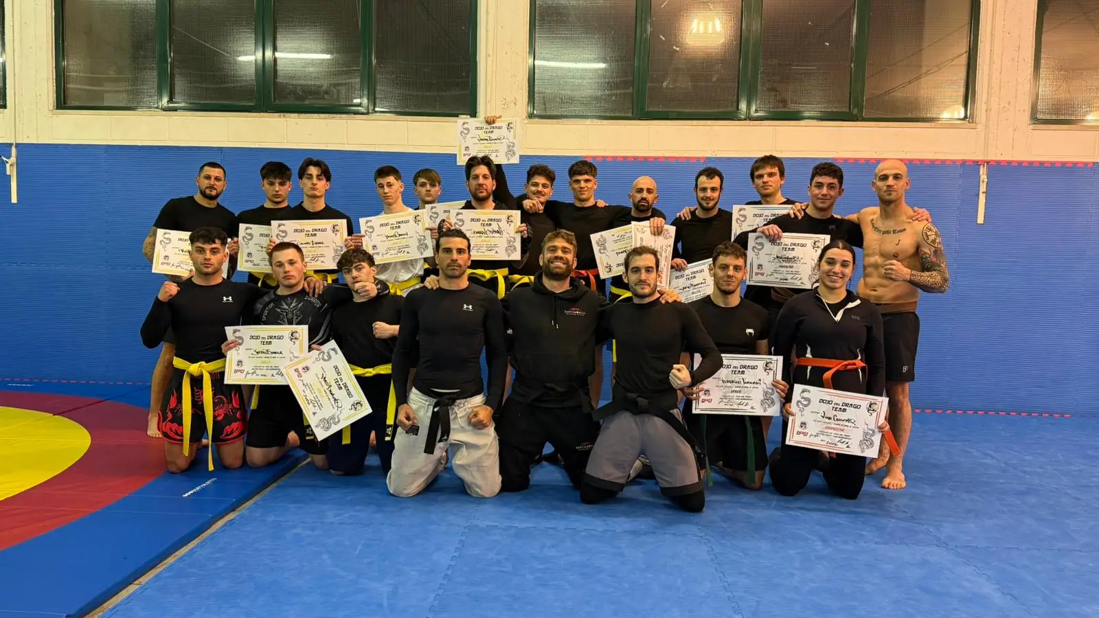 La squadra del Dojo del Drago con i diplomi